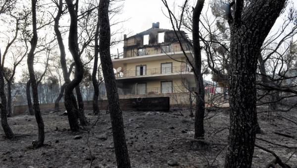 Υπό μερικό έλεγχο η πυρκαγιά στους Αγίους Θεοδώρους