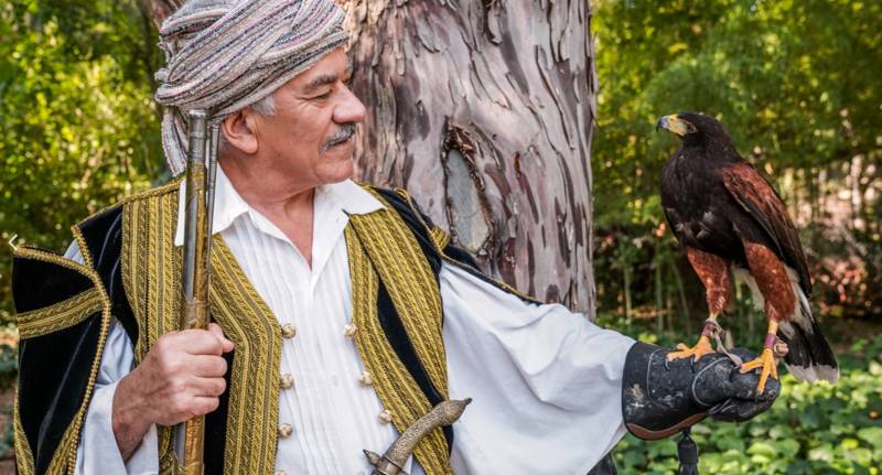 Ο Γιώργος Γιαννόπουλος στην παράσταση “Ημουν παιδί το ’21”