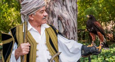 Ο Γιώργος Γιαννόπουλος στην παράσταση “Ημουν παιδί το ’21”