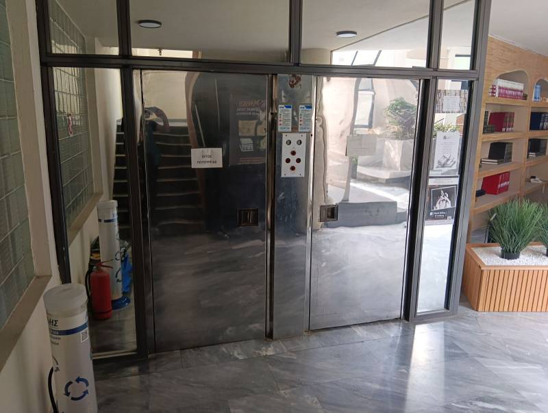 Η κοινωνική ευαισθησία σταματά στο ασανσέρ