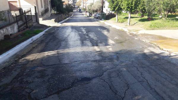 Δύο μήνες τρέχει νερό από σπασμένο δίκτυο