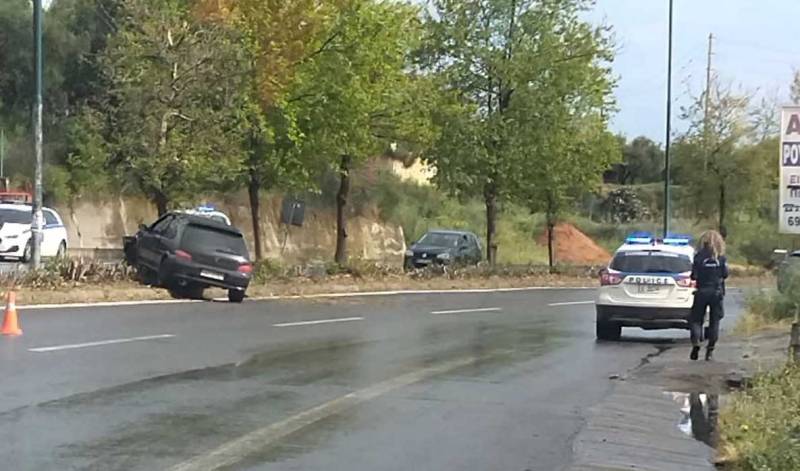 Τροχαίο στη Νέα Είσοδο Καλαμάτας - Αυτοκίνητο "καρφώθηκε" σε δέντρο