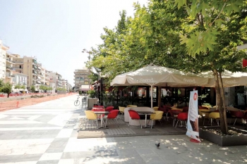 Ομπρέλες και τέντες μετά την ανάπλαση στην κεντρική πλατεία Καλαμάτας