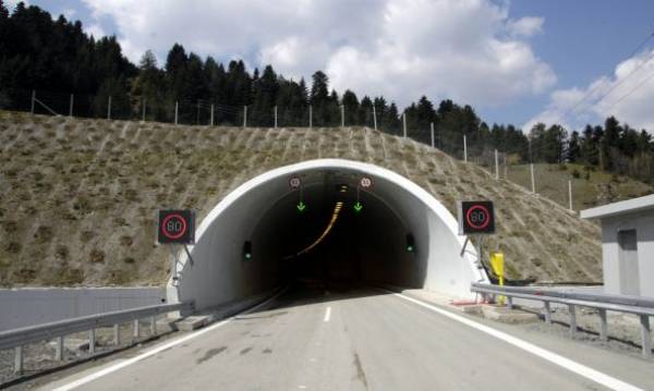 Καραμπόλα 4 αυτοκινήτων μετά τη σήραγγα της Στέρνας