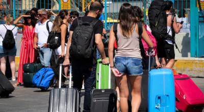 Αναχωρούν οι αδειούχοι του Ιουλίου: Πλήθος κόσμου στο λιμάνι του Πειραιά (Βίντεο)