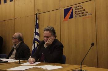 Κατρούγκαλος σε Τσίπρα: Πλαστό το δημοσίευμα. Δεν υπέγραψα συμφωνητικά με υπαλλήλους σε διαθεσιμότητα.