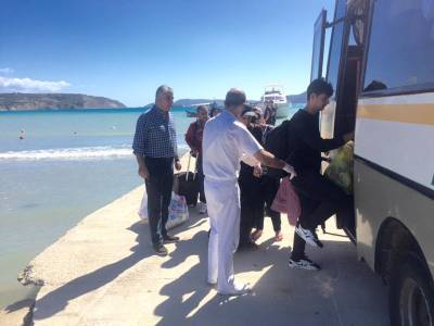 Σκάφος με πάνω από 130 μετανάστες στη Μεθώνη (φωτογραφίες)