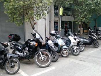 Νεαροί έκλεψαν 4 μηχανάκια στην Κόρινθο