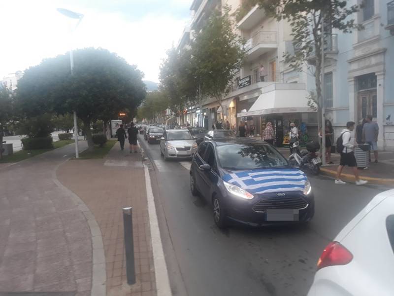 Καλαμάτα: Αυτοκινητοπομπή υγειονομικών σε αναστολή κατά του υποχρεωτικού εμβολιασμού (βίντεο)