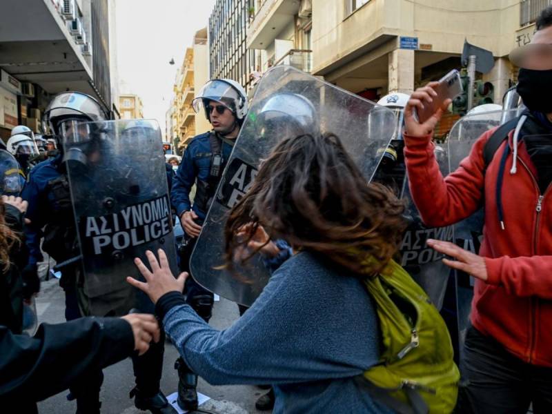 Ένταση σε πορεία στο κέντρο της Αθήνας - Τραυματίστηκαν τρεις αστυνομικοί