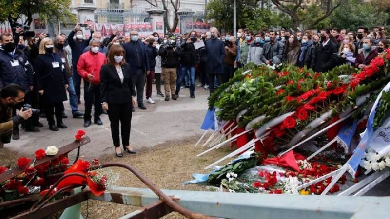 Η Πρόεδρος της Δημοκρατίας κατέθεσε στεφάνι στο Πολυτεχνείο: «'Εχουμε χρέος να σταθούμε δίπλα στους νέους» (βίντεο)