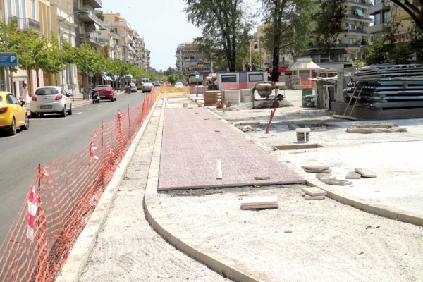 Στρώνεται στην πλατεία ο νέος ποδηλατόδρομος