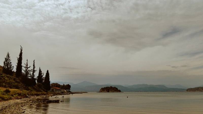 Βροχές, αφρικανική σκόνη και μικρή πτώση της θερμοκρασίας σήμερα