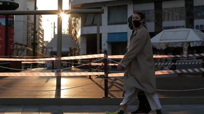 Χριστούγεννα και Πρωτοχρονιά στη "σκιά" της Όμικρον - Οδηγίες για προστασία και μείωση της διασποράς