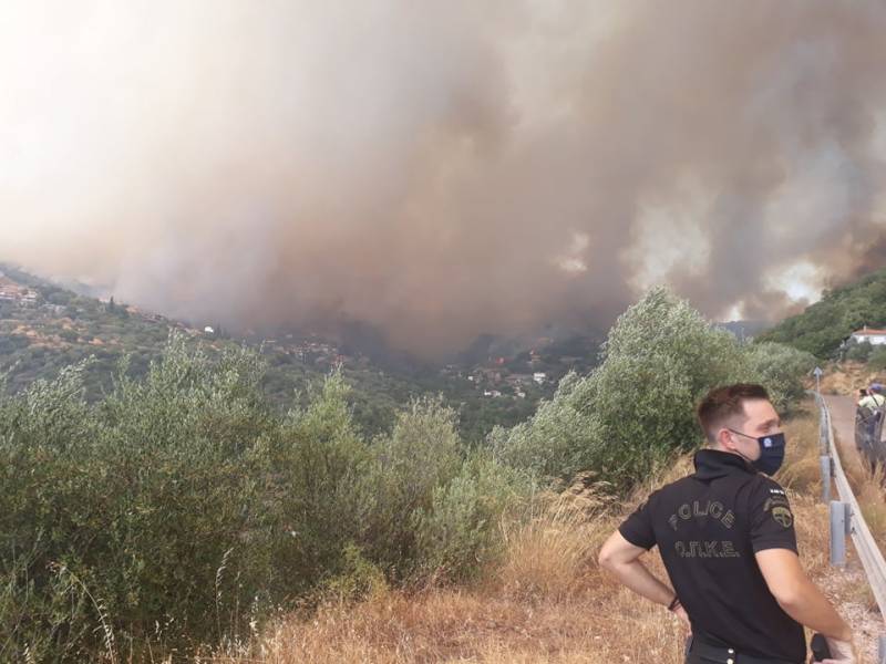 Ανεξέλεγκτη πυρκαγιά μπήκε μέσα το Καρνάσι (βίντεο-φωτογραφίες)