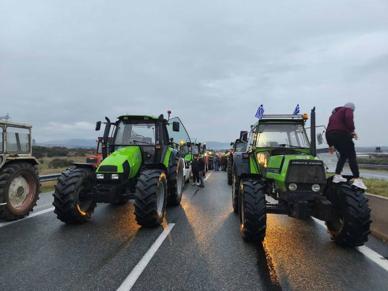 Κλιμακώνονται πανελλαδικά οι αγροτικές κινητοποιήσεις (βίντεο)