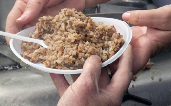 Πληθαίνουν οι άποροι και τα αιτήματα για φαγητό