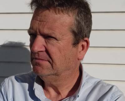 Η σύγκρουση ταξικού και εθνικού …πετά την μπάλα στην εξέδρα!