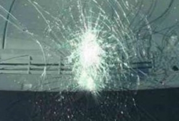 "Αγνωστοι" πετούν πέτρες σε αυτοκίνητα στη διασταύρωση προς Πήδημα