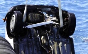 Εκλεψε αυτοκίνητο και το πέταξε στη θάλασσα