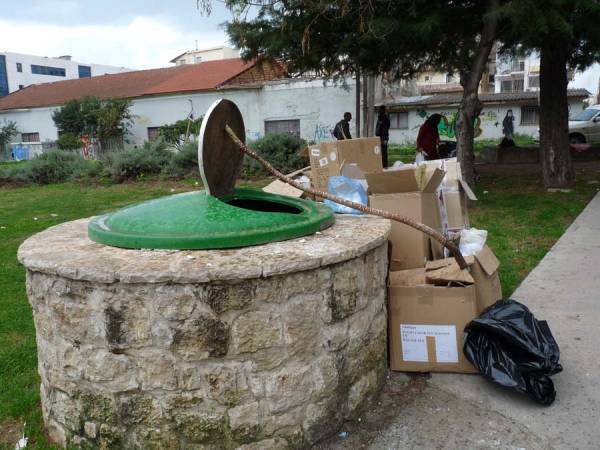 Ανακυκλώσιμα έξω από τον κάδο