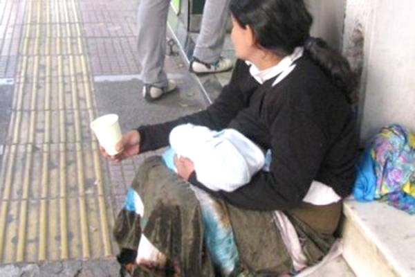 Στο εισαγγελέα μάνα και κόρη για την επαιτεία των ανηλίκων