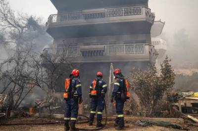 Ανεξέλεγκτη η φωτιά στη Φυλή: Εκκενώνονται και τα Άνω Λιόσια
