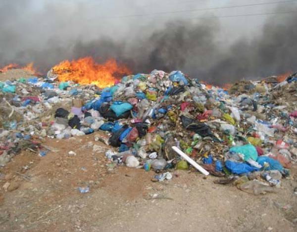 Καπνίζει πάλι η χωματερή της Πύλου