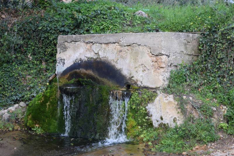Η ιστορική παραδοσιακή κρήνη των Κάτω Αμπελοκήπων Μεσσηνίας αναμένει τη διάσωση και την αποκατάστασή της