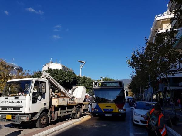 Καλαμάτα: Γερανοφόρο του δήμου χτύπησε λεωφορείο στην Αριστομένους (Φωτογραφίες)