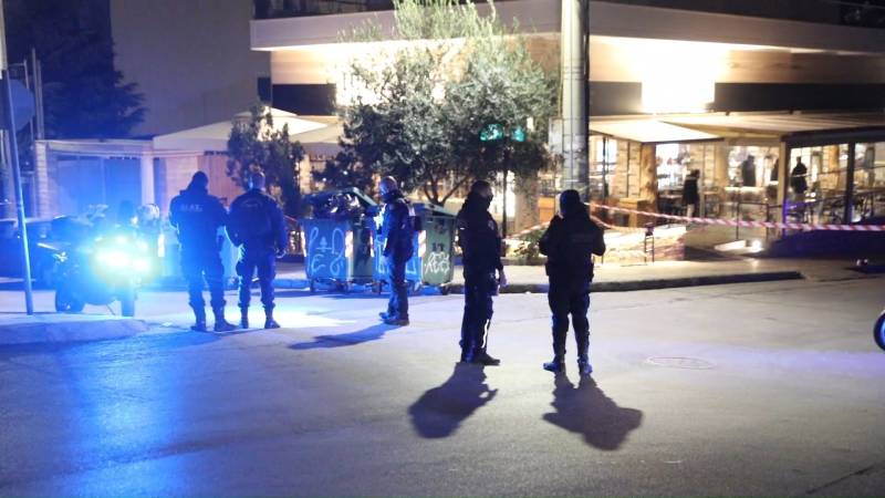 Πυροβολισμοί έξω από φούρνο στη Βούλα - Τραυματίστηκαν 2 άτομα (βίντεο)