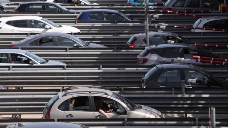 Σε εξέλιξη η έξοδος των εκδρομέων του Πάσχα - Αυξημένη η κίνηση στις εξόδους της Αττικής