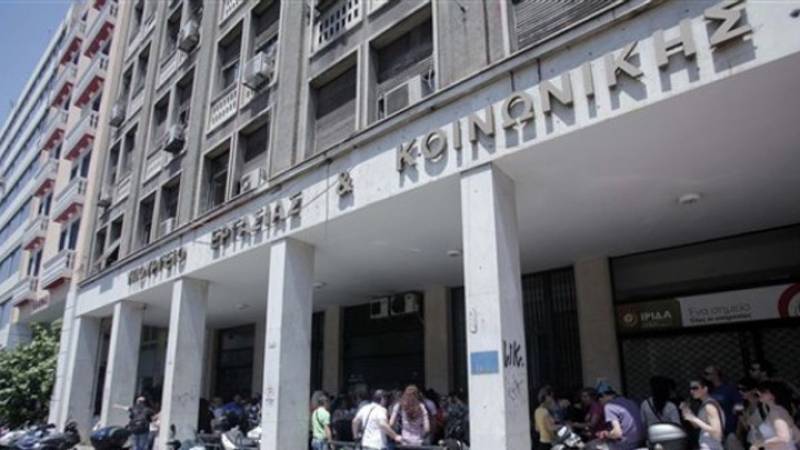 Υπουργείο Εργασίας: Πώς μεταβιβάζεται η ειδική άδεια προστασίας της μητρότητας στον πατέρα