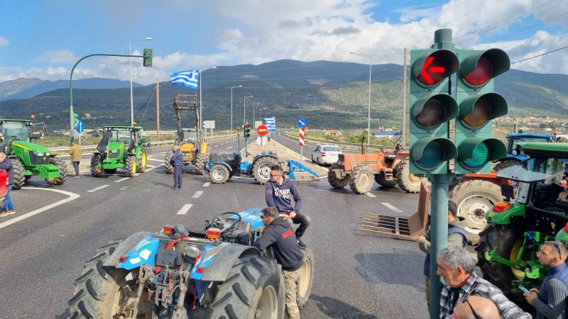 Καλαμάτα: Διαμαρτυρία αγροτών στον κόμβο του Praktiker (βίντεο)