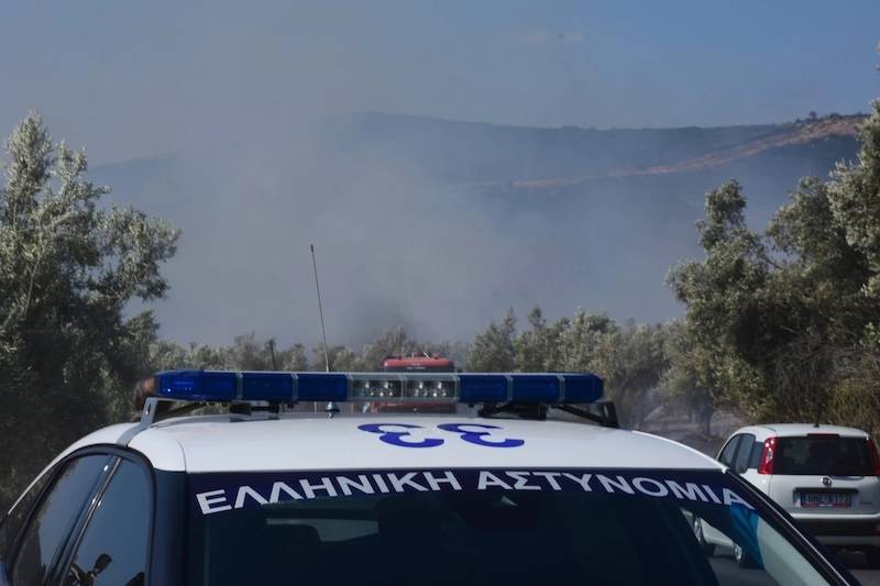 Δέκα απομακρύνσεις πολιτών έχει πραγματοποιήσει η Αστυνομία απο την περιοχή της πυρκαγιάς στην Κερατέα
