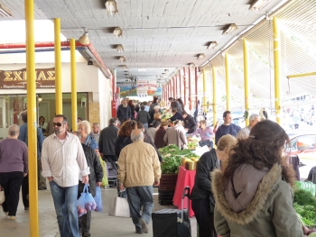 Κοσμοσυρροή στη λαϊκή για το πασχαλινό τραπέζι