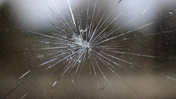 Συνελήφθη για την πέτρα στο τζάμι καφενείου στην Πύλο