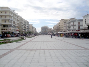 Η πραγματική εικόνα της "ξεβράκωτης" νέας πλατείας: Σαν πλακοστρωμένο ταψί