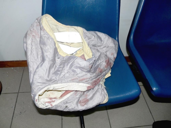 Το μπουφάν του θύματος, γεμάτο αίματα