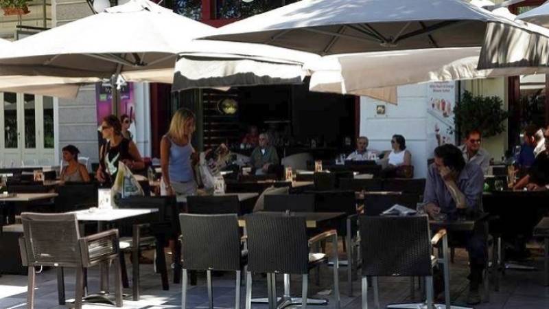 Τελειώνει το όριο στον αριθμό των καθήμενων ανά τραπέζι σε εστίαση και διασκέδαση