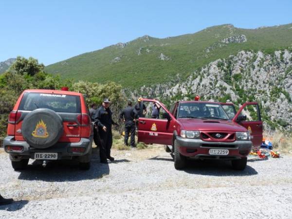 Νεκρός σε αυτοκίνητο που έπεσε σε γκρεμό στους Πέντε Δρόμους