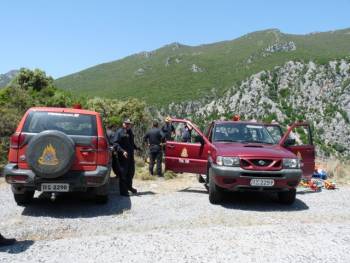 Νεκρός σε αυτοκίνητο που έπεσε σε γκρεμό στους Πέντε Δρόμους