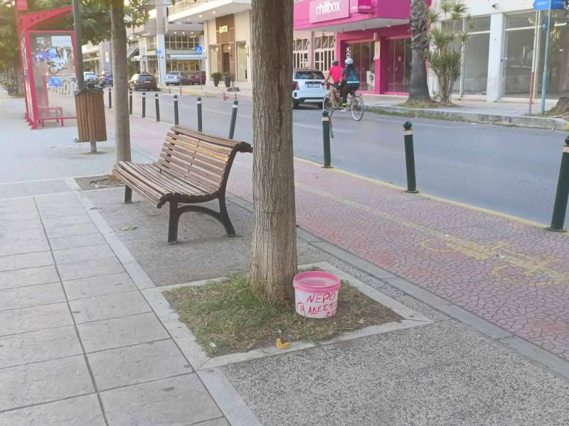 Νερό για αδέσποτα