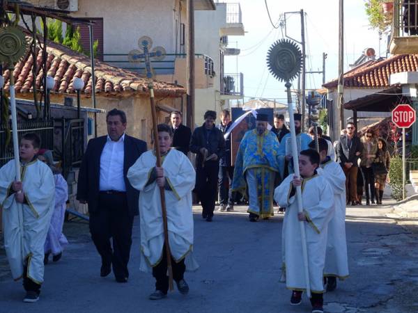 Στη δεξαμενή των Γαργαλιάνων έγινε η κατάδυση του Τιμίου Σταυρού (βίντεο)