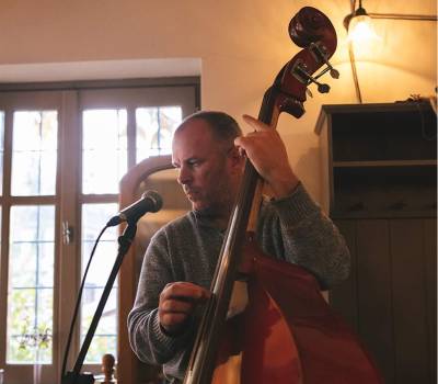 Ο Αλέξανδρος Καρλής των «Φυστικί σαλόνι» στην «Ε»: “Ολα πάνε βάσει της αισθητικής μας και της ενέργειας με το κοινό”