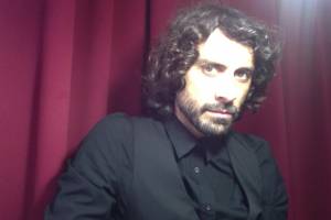 Κώστας Γάκης: "Στο θέατρο έχεις το προνόμιο να διατηρείς ζωντανό το παιδί μέσα σου"