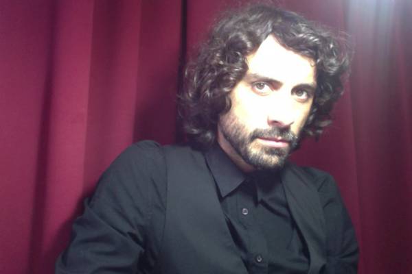 Κώστας Γάκης: "Στο θέατρο έχεις το προνόμιο να διατηρείς ζωντανό το παιδί μέσα σου"