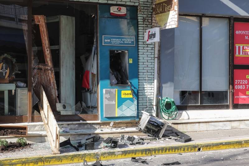 Μεσσηνία: Μπάζα 243.000 ευρώ μέσα σε 4 λεπτά από το ΑΤΜ στο Πεταλίδι (βίντεο-φωτογραφίες)