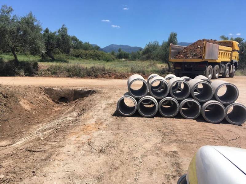 Συνεχίζονται οι εργασίες σε δρόμο στη Βαλύρα