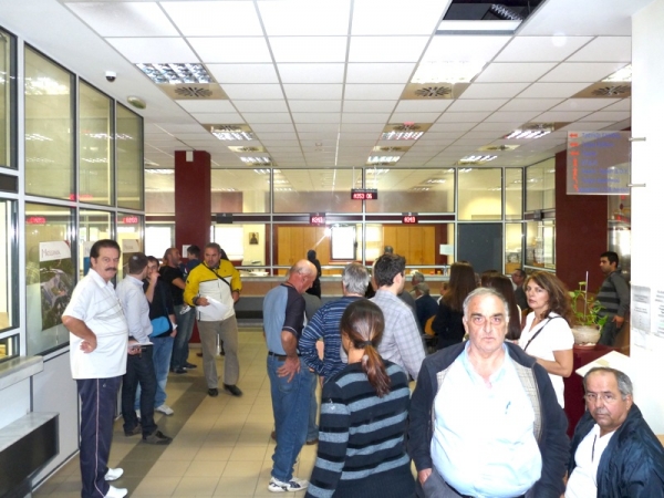 Καθημερινά επεισόδια στις ΔΟΥ, καθώς οι πολίτες ξεσπούν στους… εφοριακούς